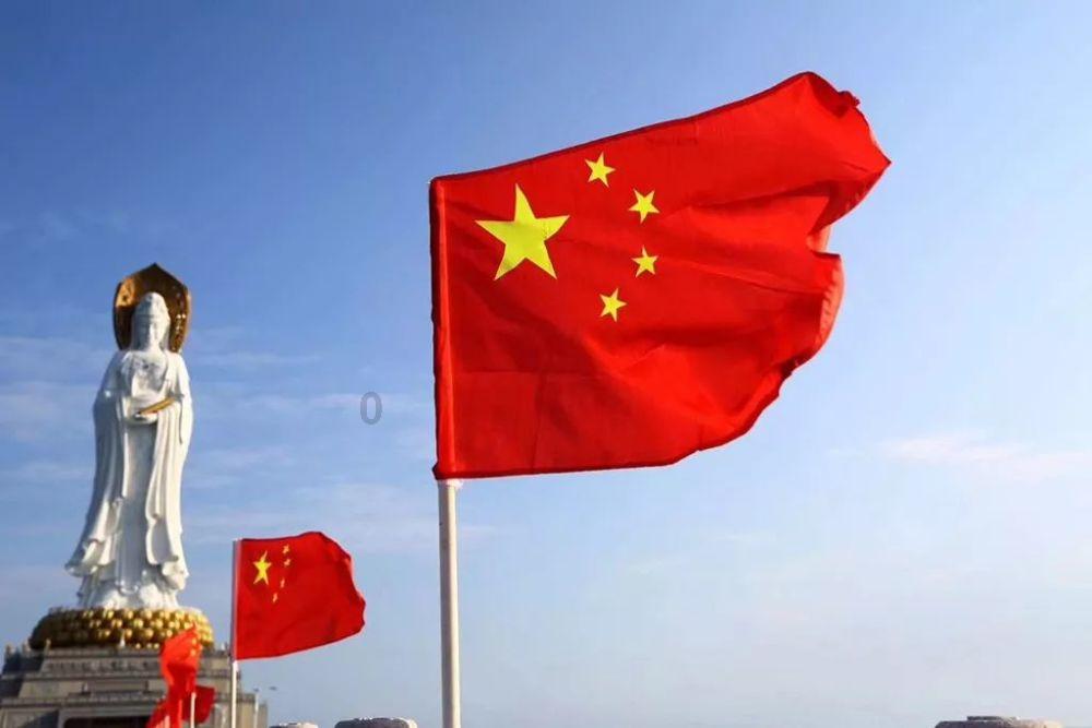 逃离残破的船只